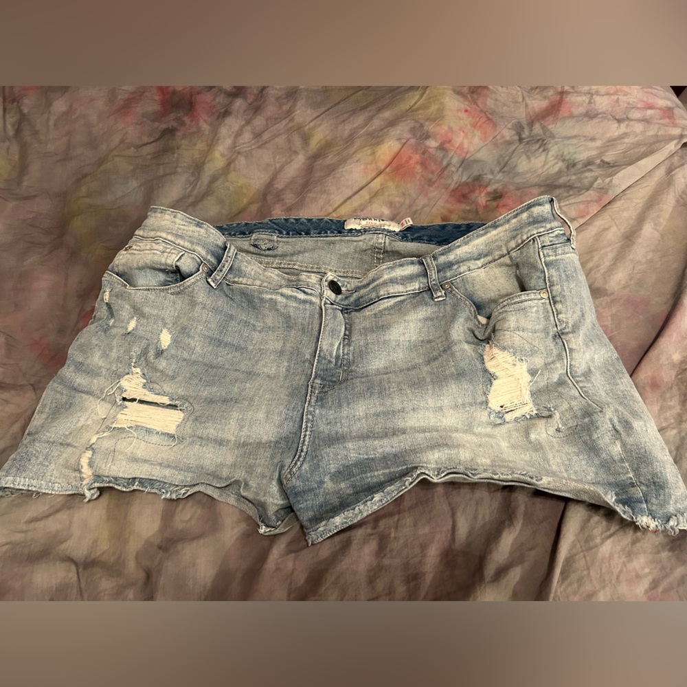 Torrid distressed Jean shorts size 24